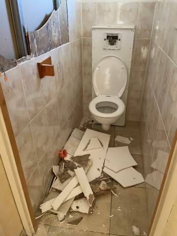 Rénovation de Salle de Bain près de Toulouse : Remplacement du W.C. par un Modèle Suspendu Gébérit par DG Plomberie Rénovation de Salle de Bain près de Toulouse : Remplacement du W.C. par un Modèle Suspendu Gébérit par DG Plomberie