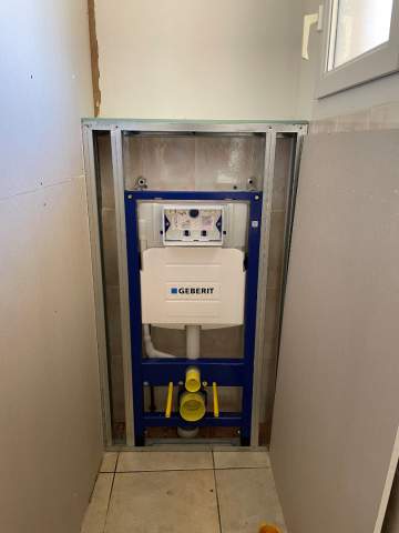 Rénovation de Salle de Bain près de Toulouse : Remplacement du W.C. par un Modèle Suspendu Gébérit par DG Plomberie DG PLOMBERIE
